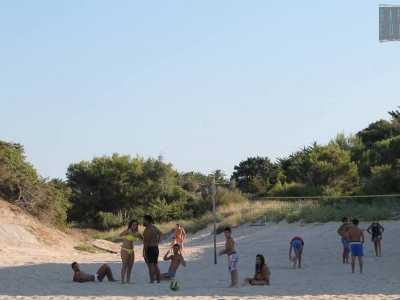 Costa Merlata � un villaggio estivo composto da un camping e da quale decina di villette bianche che si affacciano su spiagge di media grandezza. Quella principale offre un piccolo bar e una rete da pallavolo che la rende un po� pi� �animata� rispetto al resto della zona